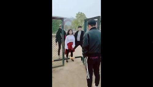 隔着铁门吃瓜视频,揭秘隔空吃瓜的奇妙体验