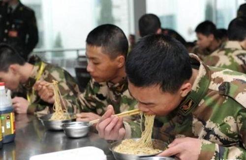 老兵吃白瓜的视频,吃白瓜视频唤起青春记忆