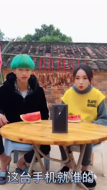 吃瓜女生摔手机视频,一场意外引发的围观热潮