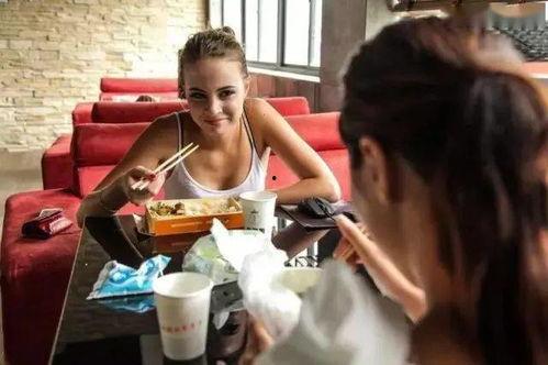 郑州模特吃瓜事件视频,网络热议的瓜田风波