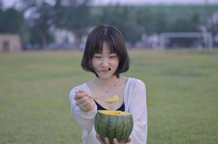 夏天女孩吃瓜视频,女孩们的吃瓜快乐时光